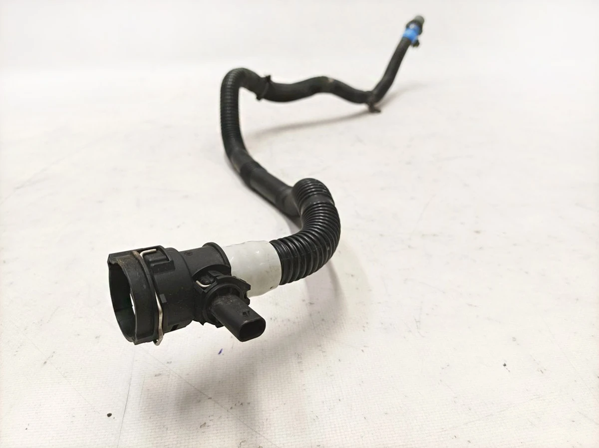 Патрубок системи охолодження з датчиком Tesla Model 3, Model Y 1504721-00-A