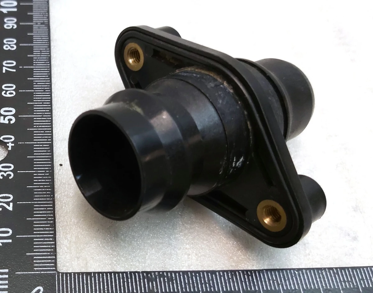 Перехідник патрубка системи охолодження основної батареї чорний ущільнювач Tesla model 3, model Y