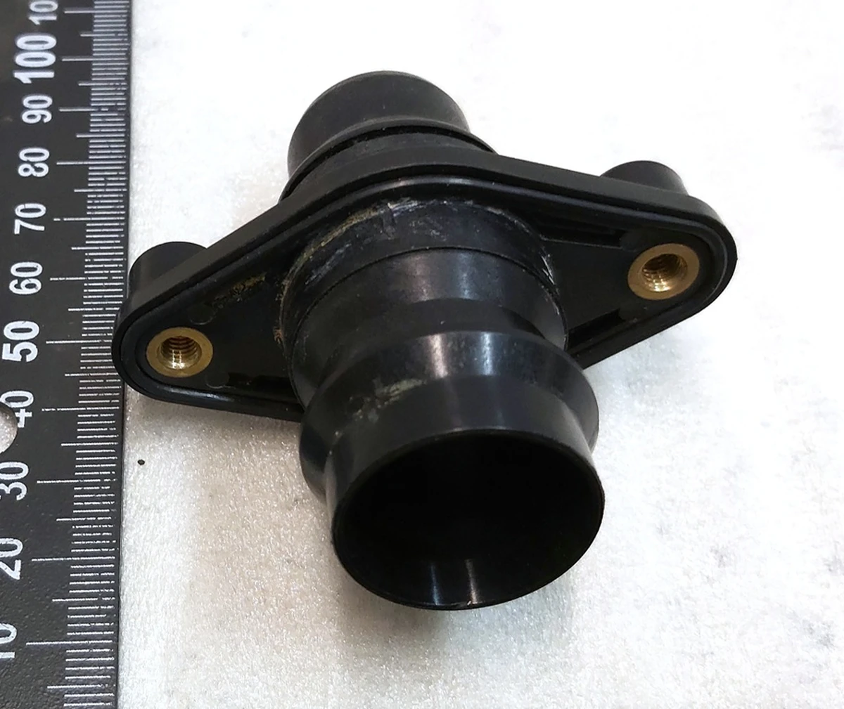 Перехідник патрубка системи охолодження основної батареї чорний ущільнювач Tesla model 3, model Y