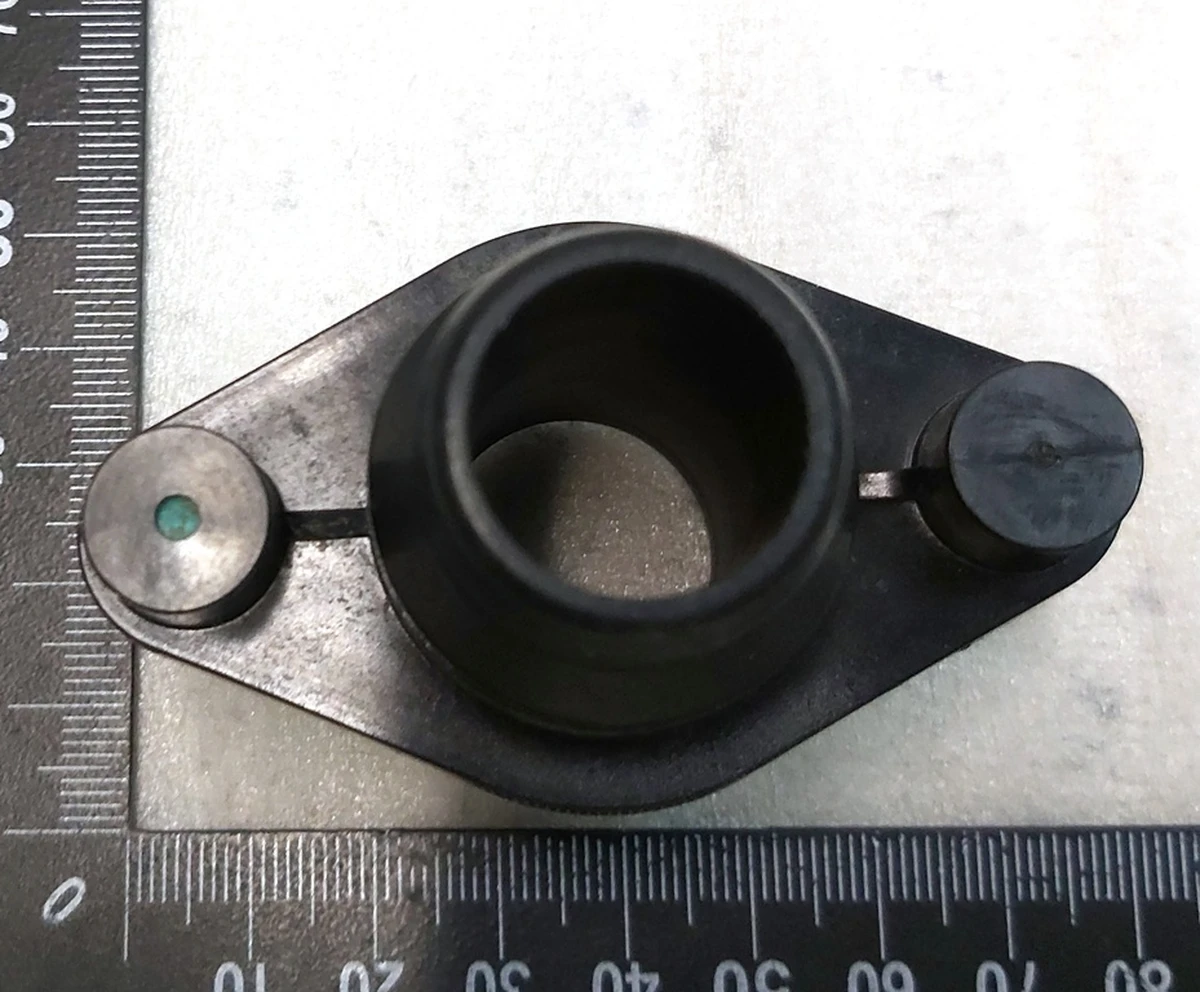 Перехідник патрубка системи охолодження основної батареї чорний ущільнювач Tesla model 3, model Y