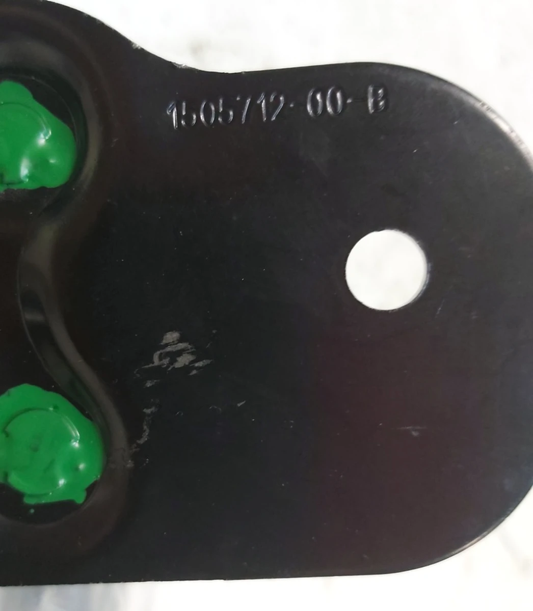 Петля замка капота одинарна низька (нового зразка) Tesla model 3, model Y 1505712-00-B