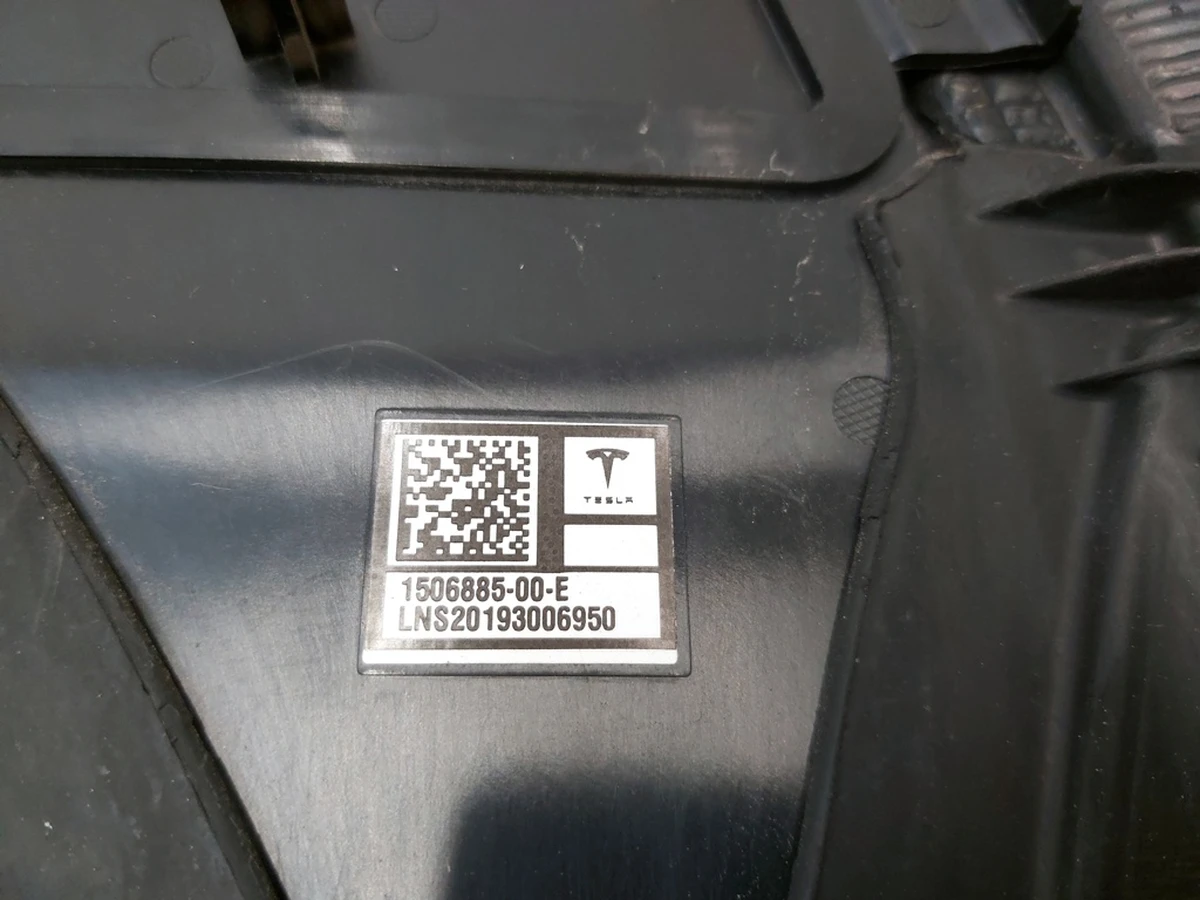 6 Накладка стійки B зовнішня ліва (скло) з камерою Tesla Model Y 1506885-00-H