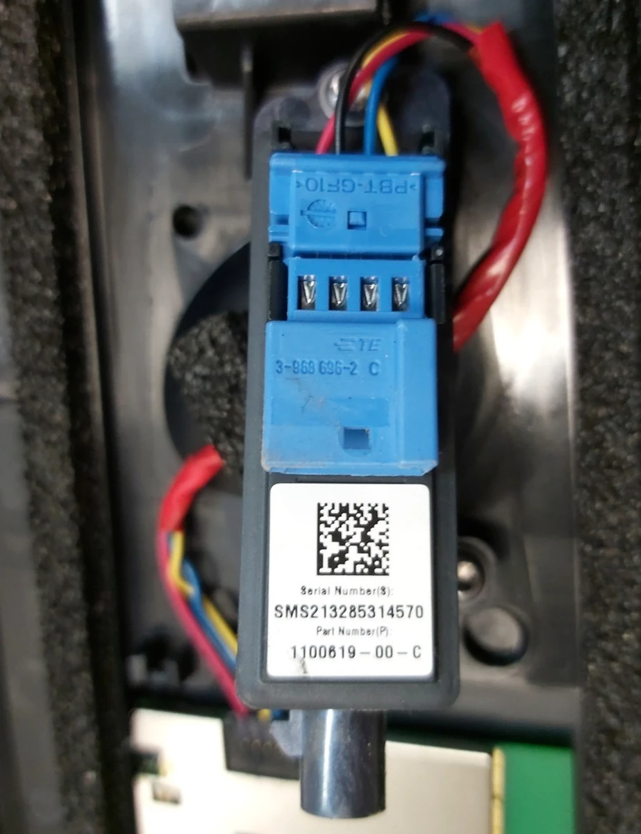 7 Накладка стійки B зовнішня права (скло) з камерою з пошкодженням Tesla model Y 1506886-00-D