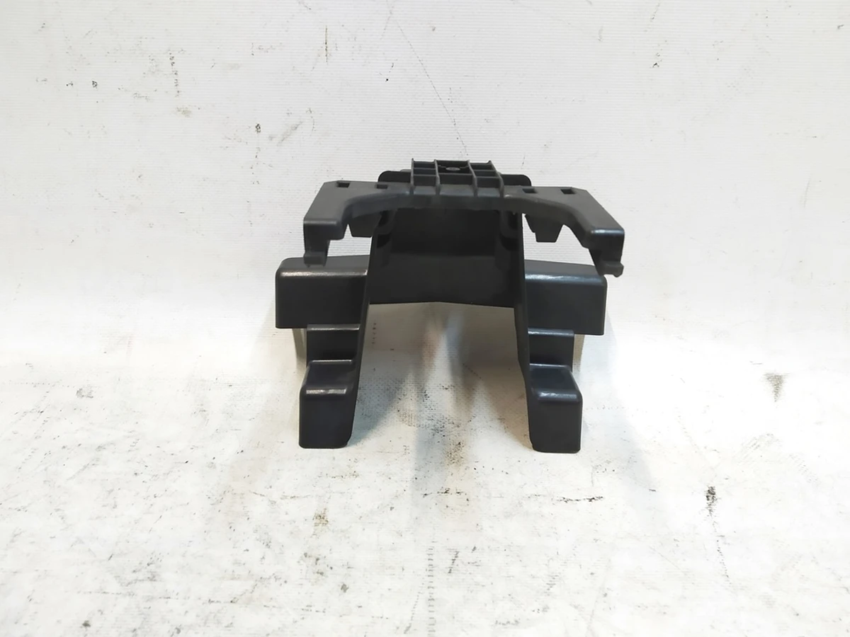 16 Кронштейн пластмасовий основа (подіум) сидіння 1-го ряду центральний Tesla Model Y 1490674-98-D