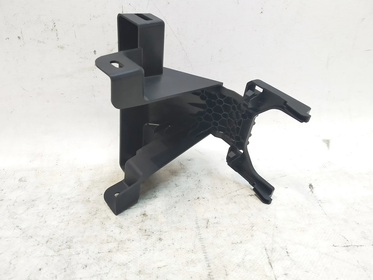 16 Plastic bracket 1R PODIUM ASSY, MODEL Y 1490674-98-D