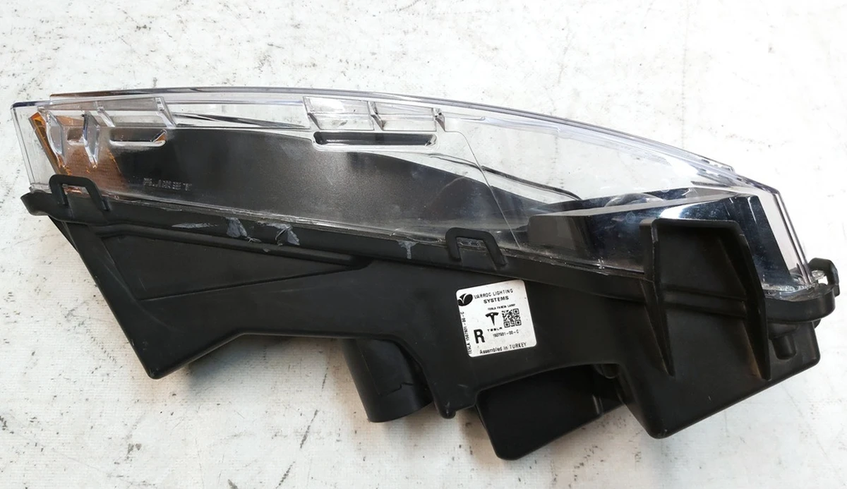 2 LAMP ASY, FASCIA LAMP, SAE UP-LEVEL, RH Tesla model Y 1077392-00-F