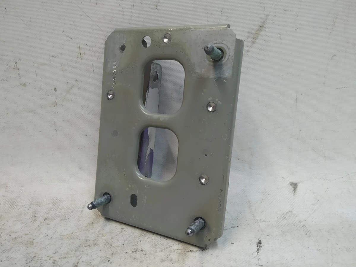 1 Кронштейн кріплення підсилювача заднього бампера лівий у зборі пошкоджений Tesla model Y 1507955-S0-A