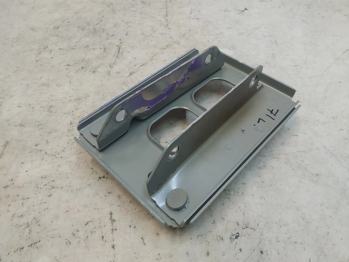 1 Кронштейн кріплення підсилювача заднього бампера лівий у зборі пошкоджений Tesla model Y 1507955-S0-A