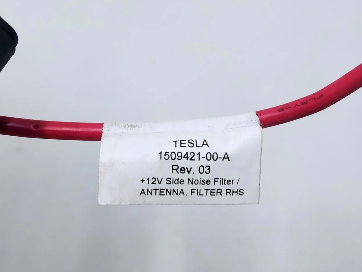 1 Антена радіо фільтр правий RHS REV06 Tesla Model 3, Model Y 1509421-00-B