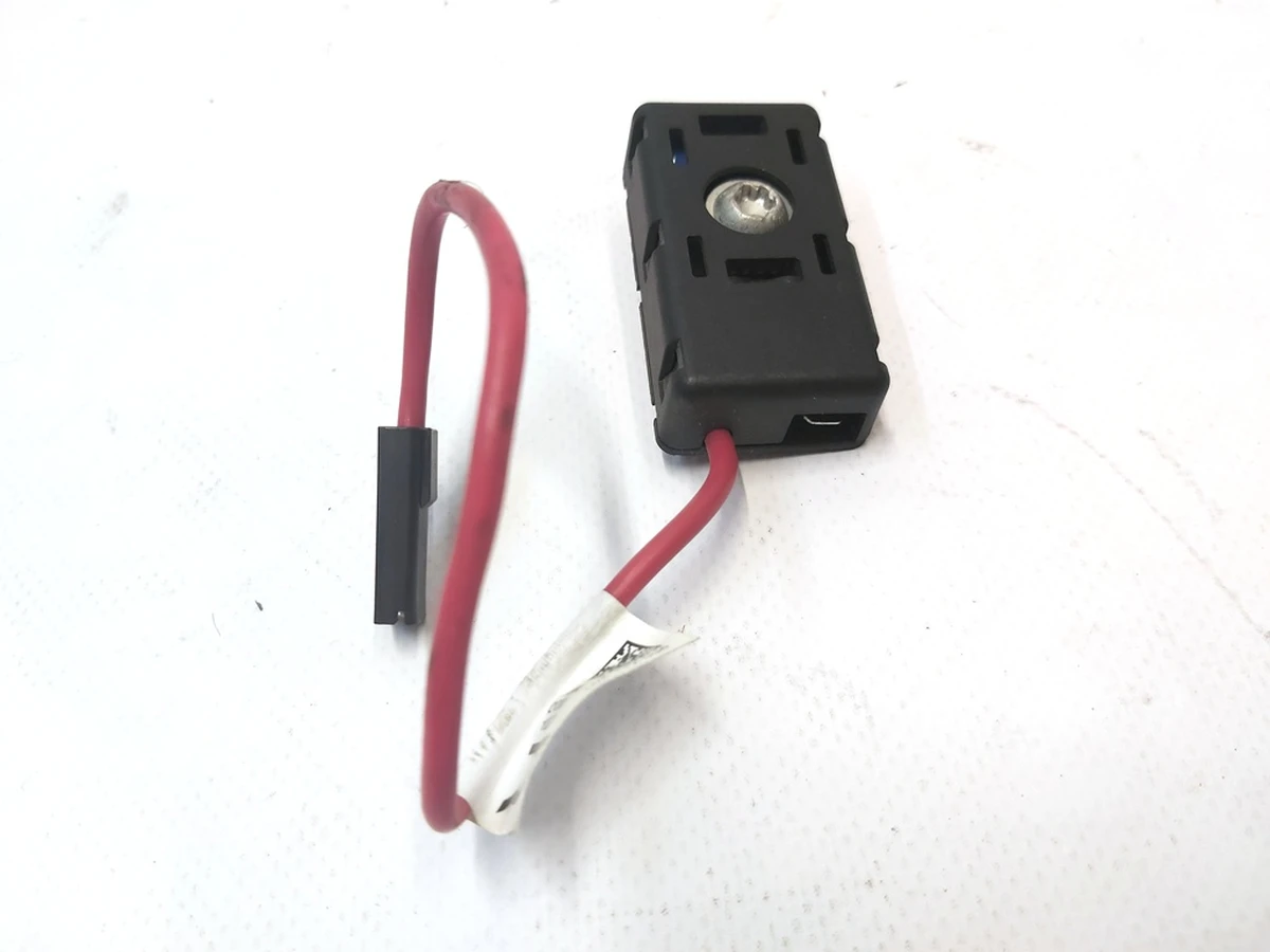 1 Антена радіо фільтр правий RHS REV07 Tesla Model 3, Model Y 1680209-00-A