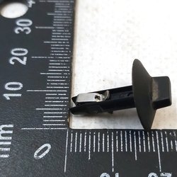 Кліпса підкрилка заднього 5.5MM,3MM GRP,BL Tesla Model Y 1512846-00-C