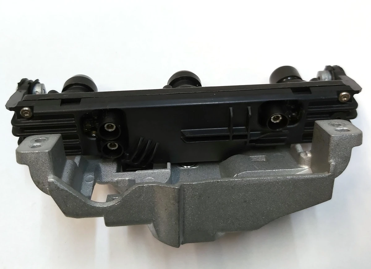 Камера TRIPLE лобового стекла (регулируемая) с кронштейном в сборе Tesla model Y 1514448-00-F