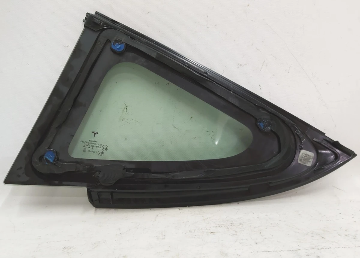 3 Скло крила заднього правого (кватирка) з молдингом BLACK Tesla model 3 1514979-01-C