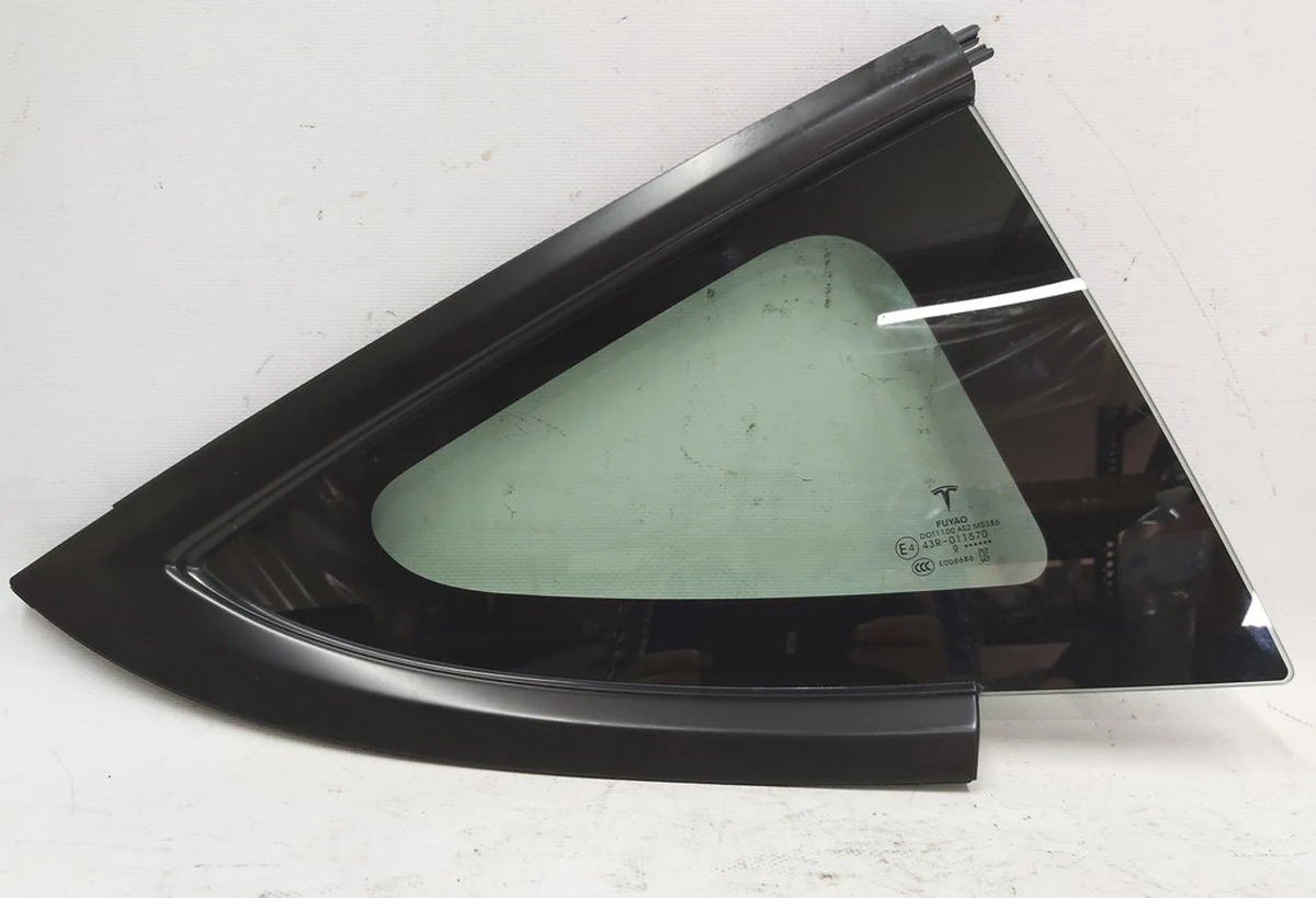 3 Стекло крыла заднего правого (форточка) с молдингом BLACK Tesla model 3 1514979-01-C
