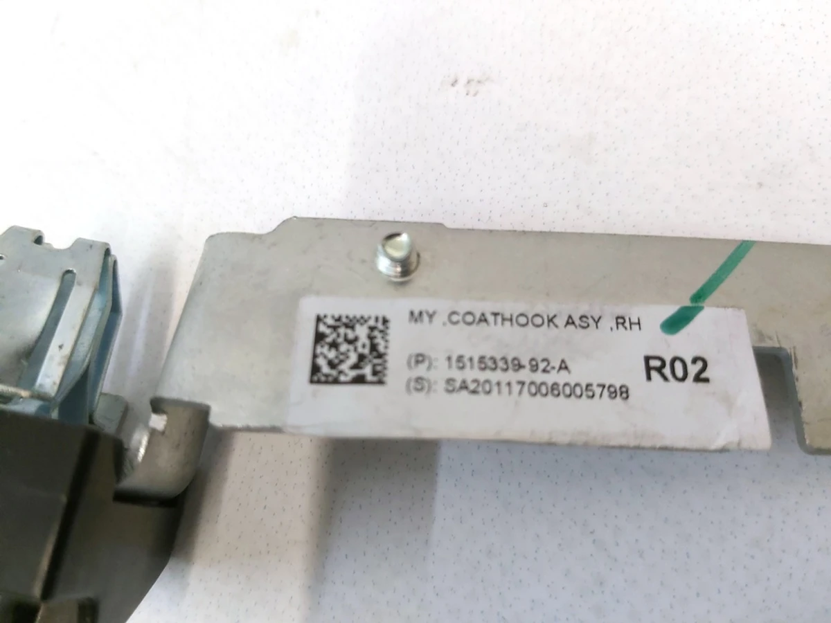 Кронштейн гачка гардеробного з підсвічуванням правий R02 Tesla Model Y 1515339-92-A