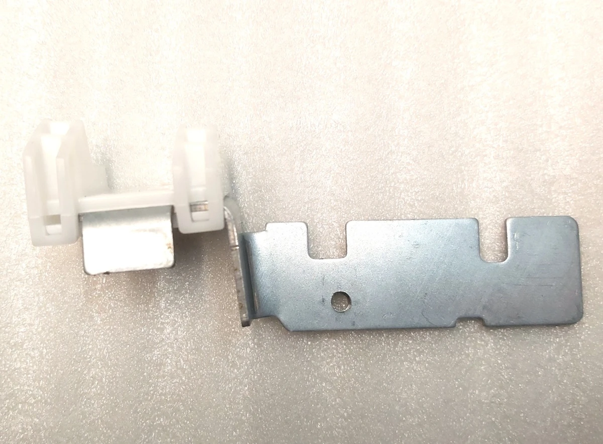 Кронштейн гачка гардеробного з підсвічуванням правий REV A Tesla model Y 1515339-94-A