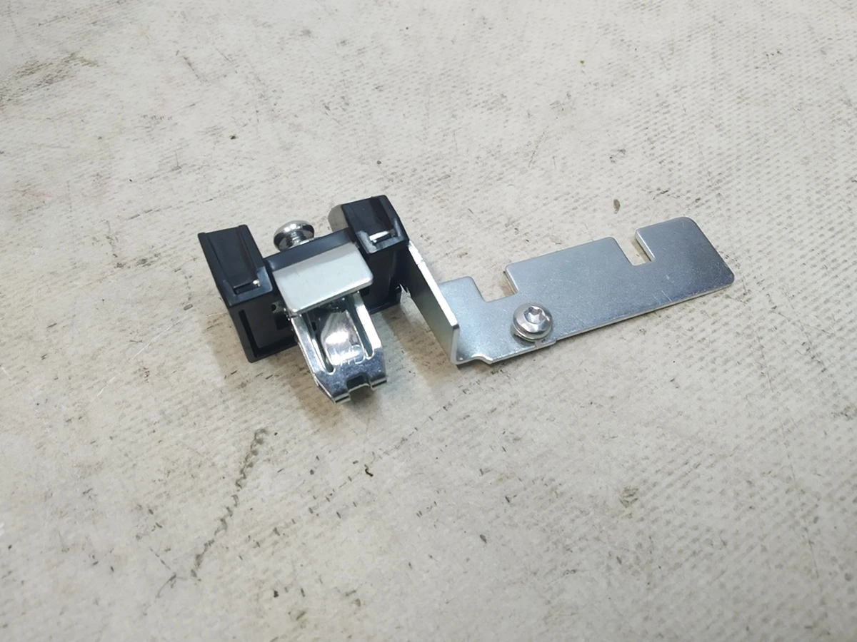 Кронштейн крючка гардеробного с подсветкой правый Tesla model Y 1515339-97-B