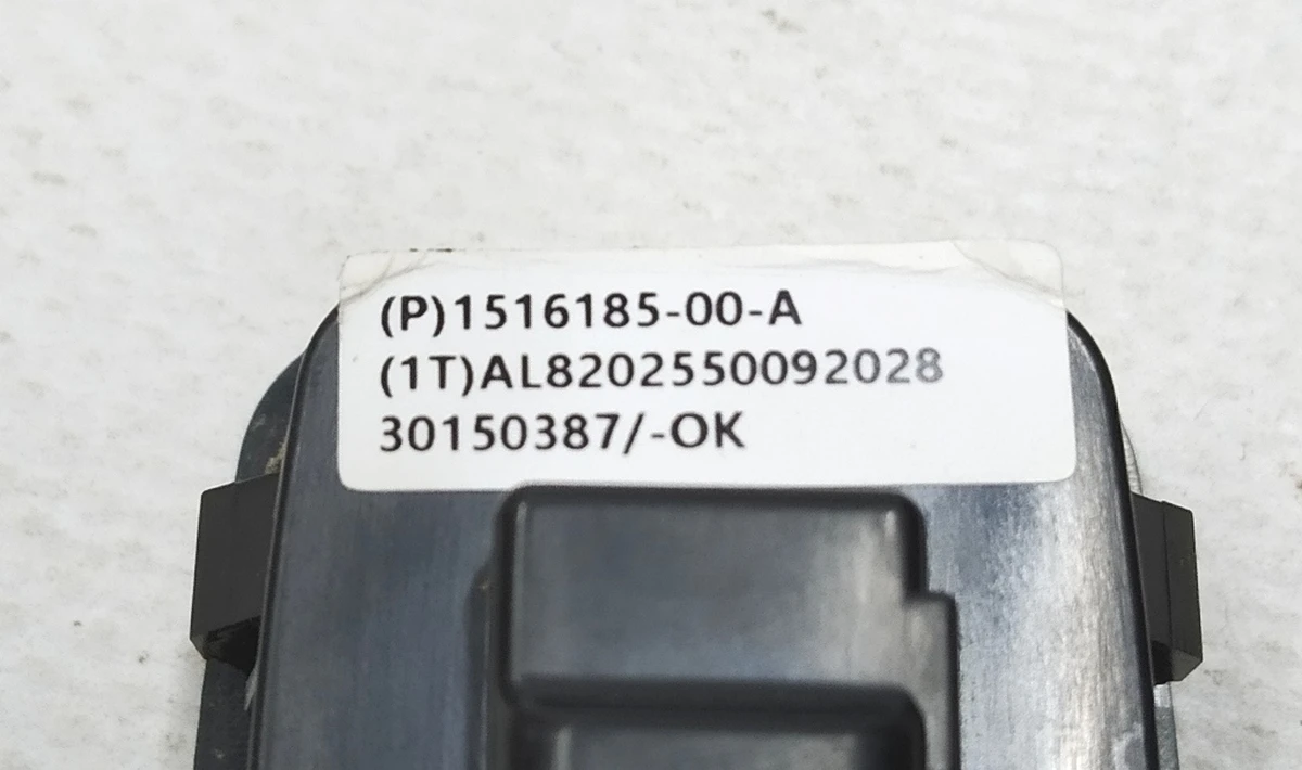 12 Кнопка аварійного відкриття капота зі слідами окислення Tesla model 3 1516185-00-A