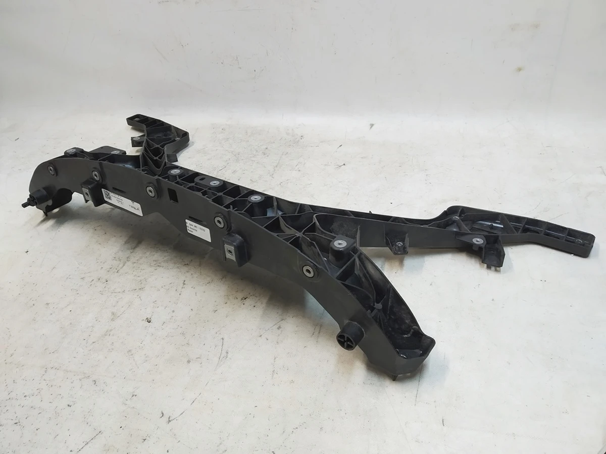 Панель радіаторів пластик (пошкодження) Tesla model Y 1495245-00-C