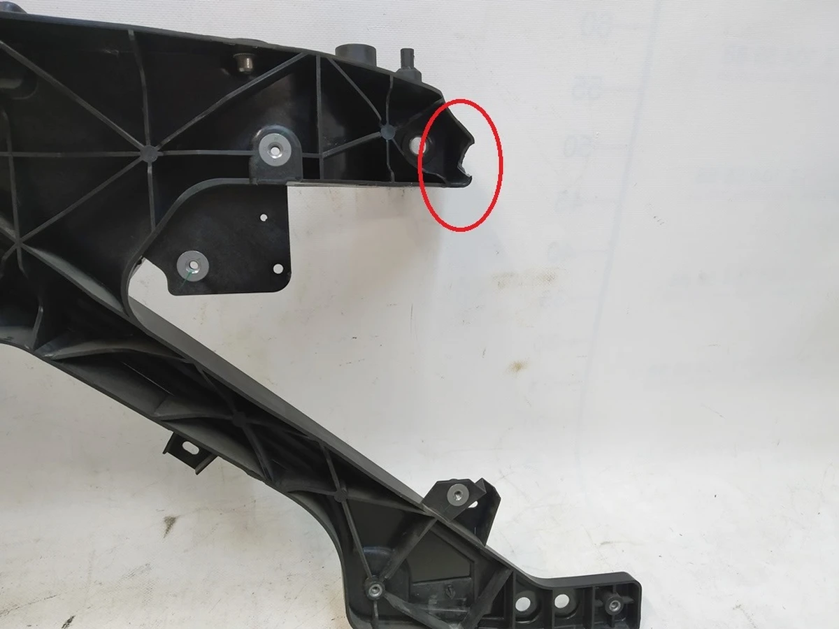 Панель радіаторів пластик (пошкодження) Tesla model Y 1495245-00-C