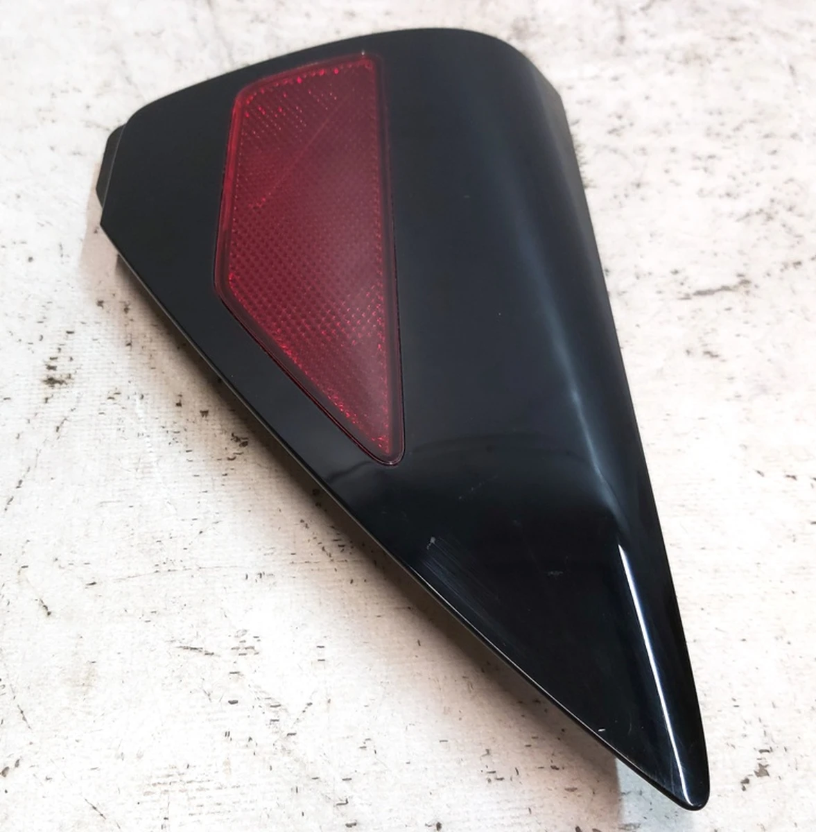 Отражатель фонаря на крыле заднем правом GEN3 с повреждением Tesla model 3, model Y 1100781-99-D