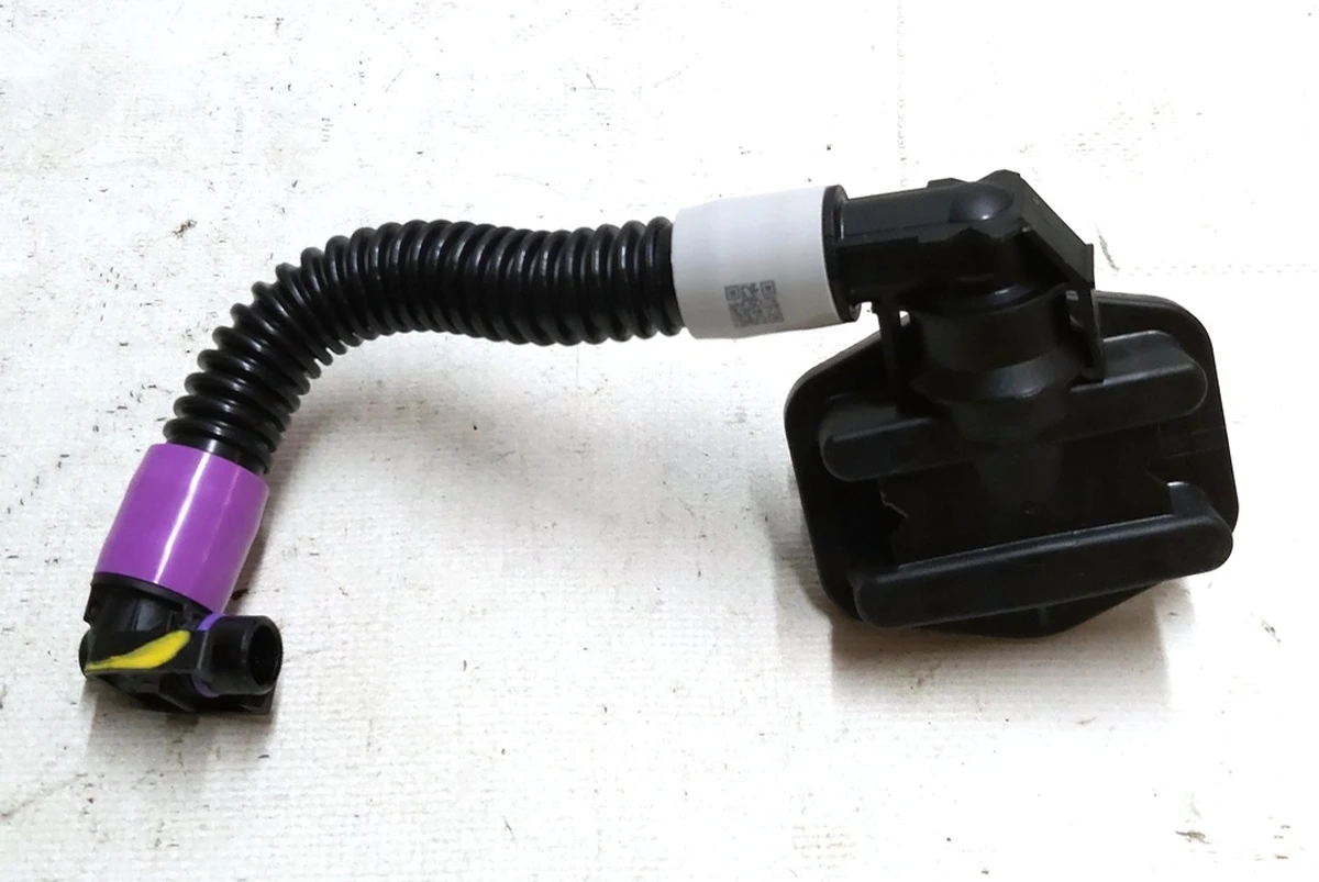 Патрубок системи охолодження основної батареї в зборі Tesla model Y 1521566-00-A