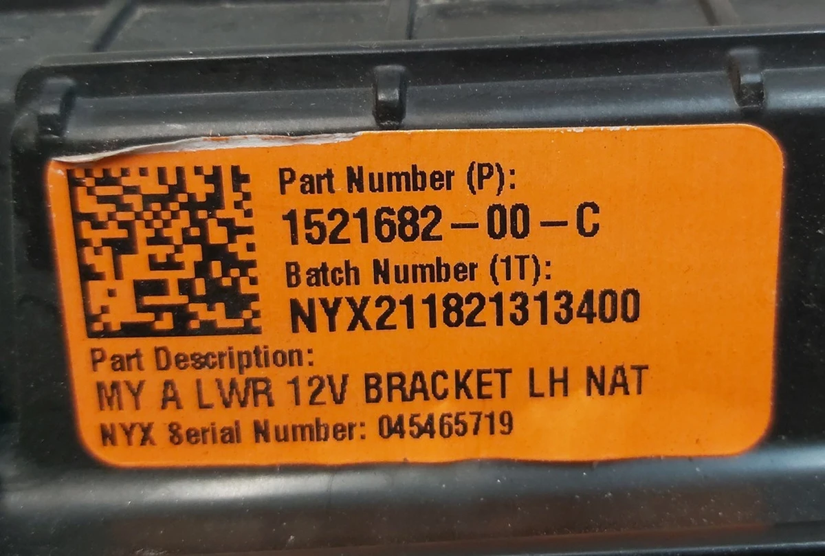 13 Проставка накладки порога переднього лівого пластик Tesla Model Y 1521682-00-C