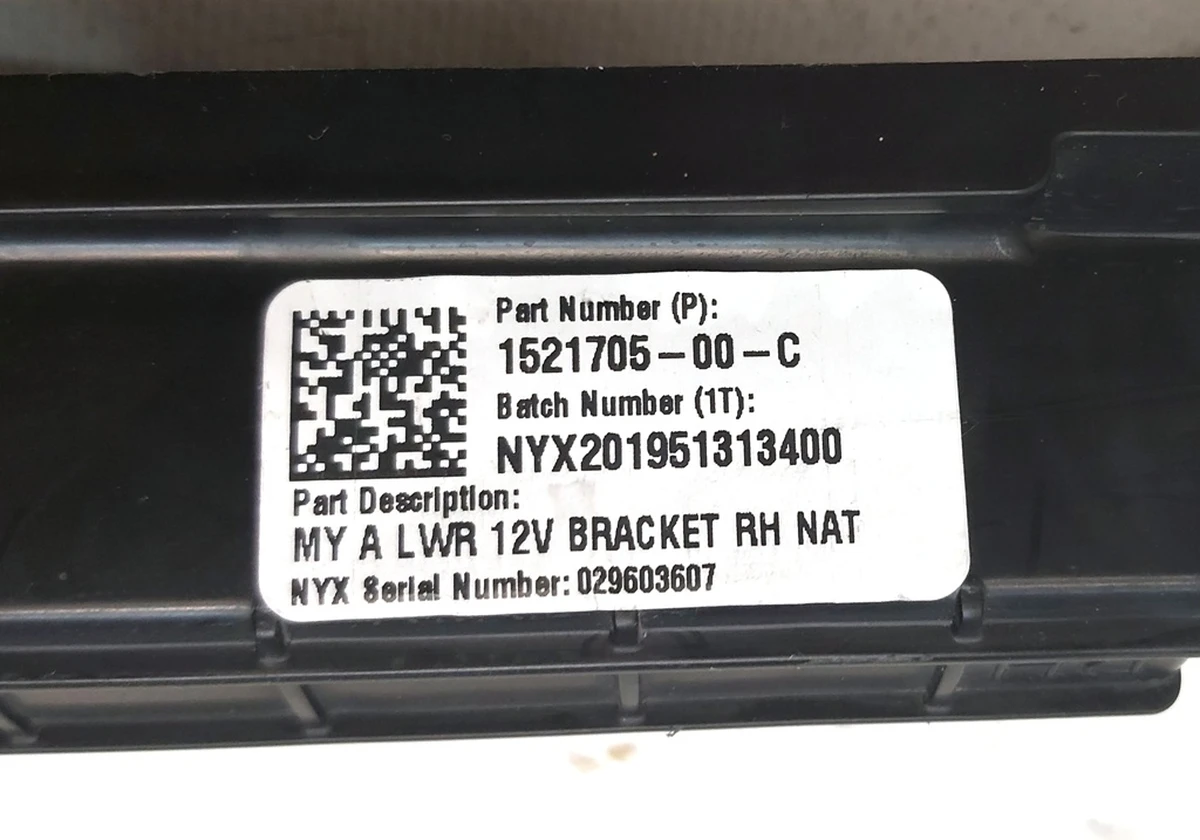 Проставка накладки порога переднього правого пластик Tesla model Y 1521705-00-C