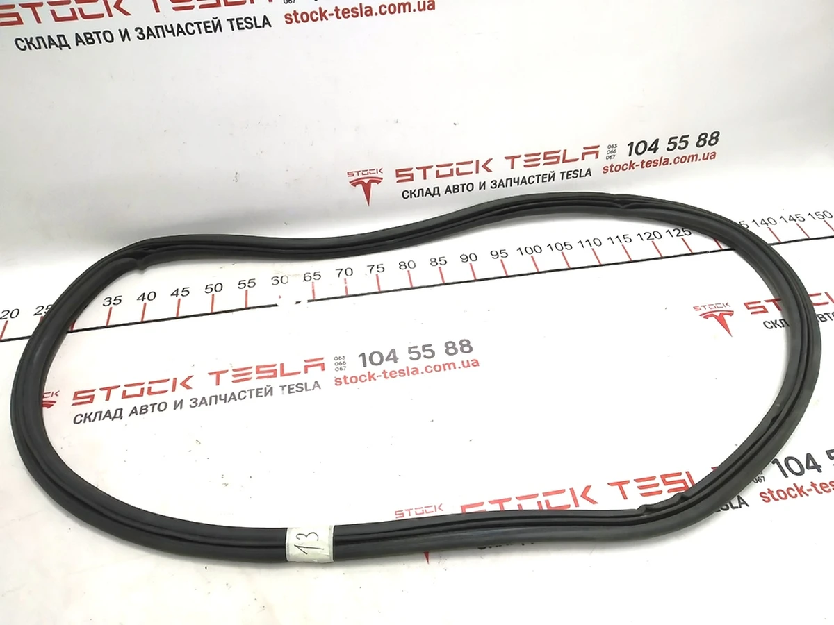 1 Ущільнювач підкапотного боксу гумовий Tesla model S REST 1521808-00-A