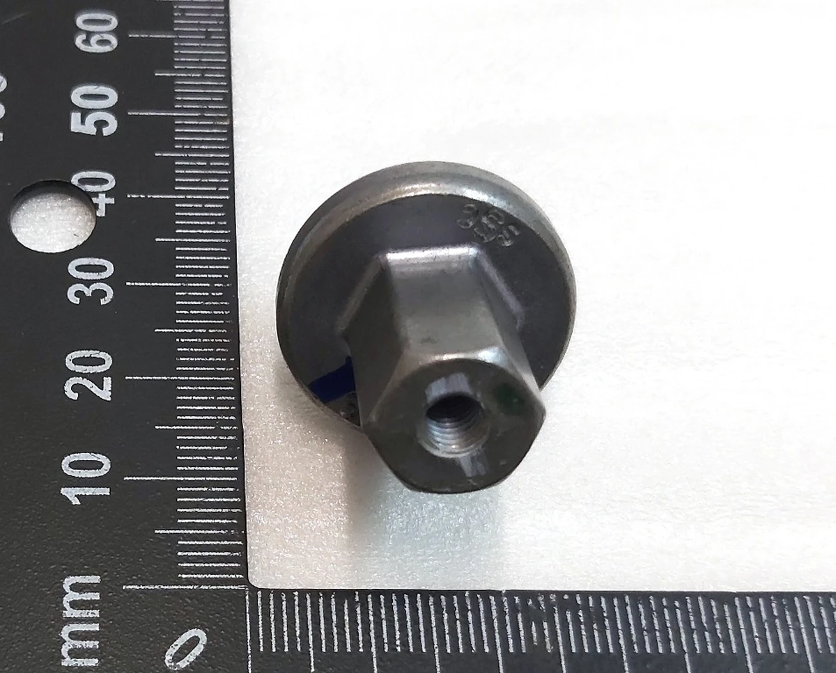 Болт M8xM4 основи пентхауса (каструлі) корпусу основної батареї Tesla model 3, model Y 1525333-00-A