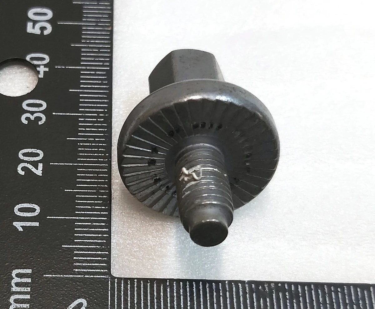 Болт M8xM4 основи пентхауса (каструлі) корпусу основної батареї Tesla model 3, model Y 1525333-00-A