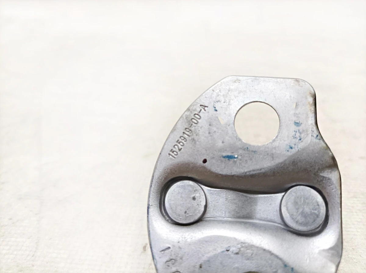 4 Петля замка дверей передніх/задніх лівих/правих з пошкодженням Tesla Model 3, Model Y 1525919-00-A