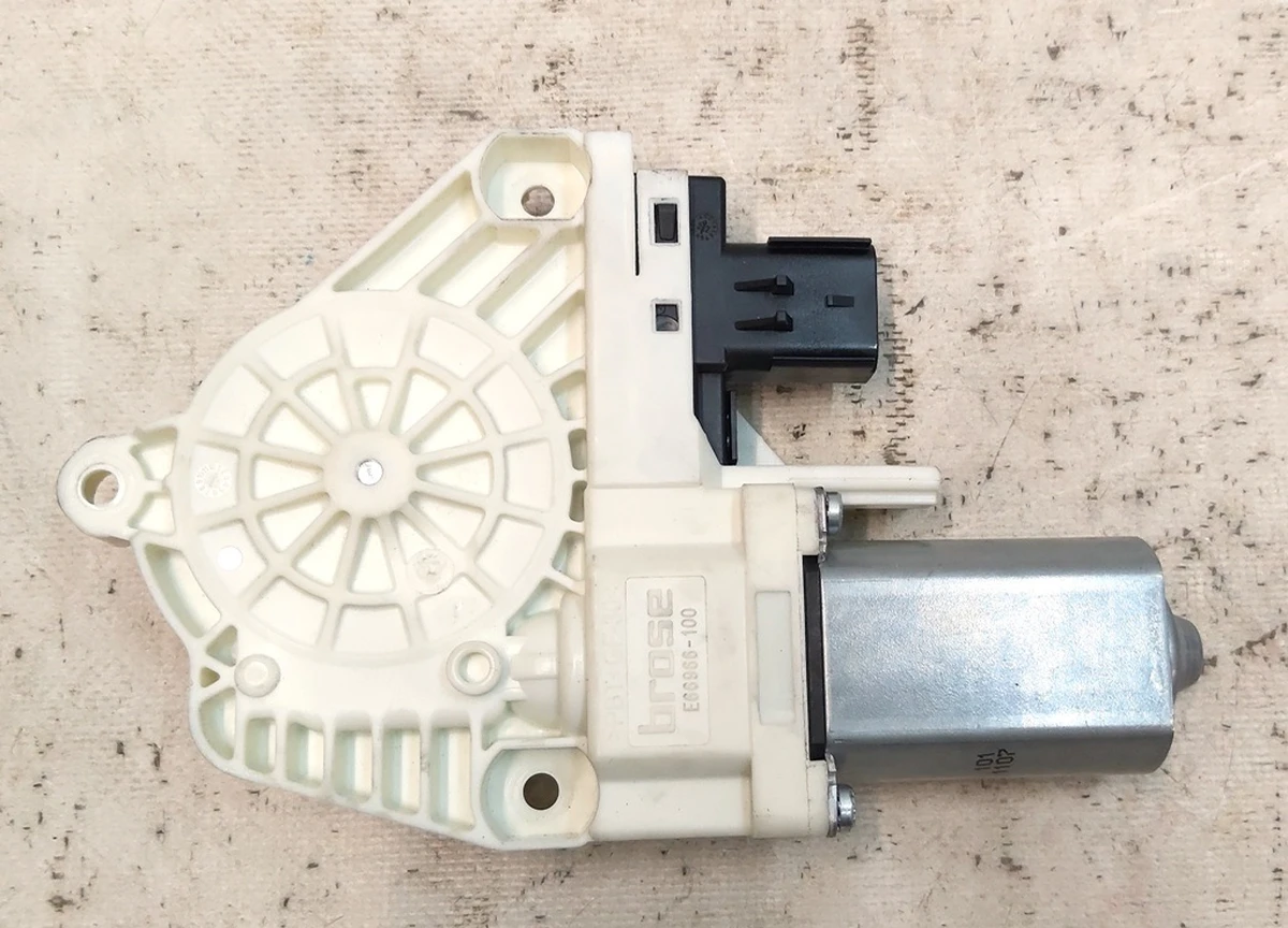 2 Електродвигун склопідйомника переднього Tesla model Y 1526796-00-E