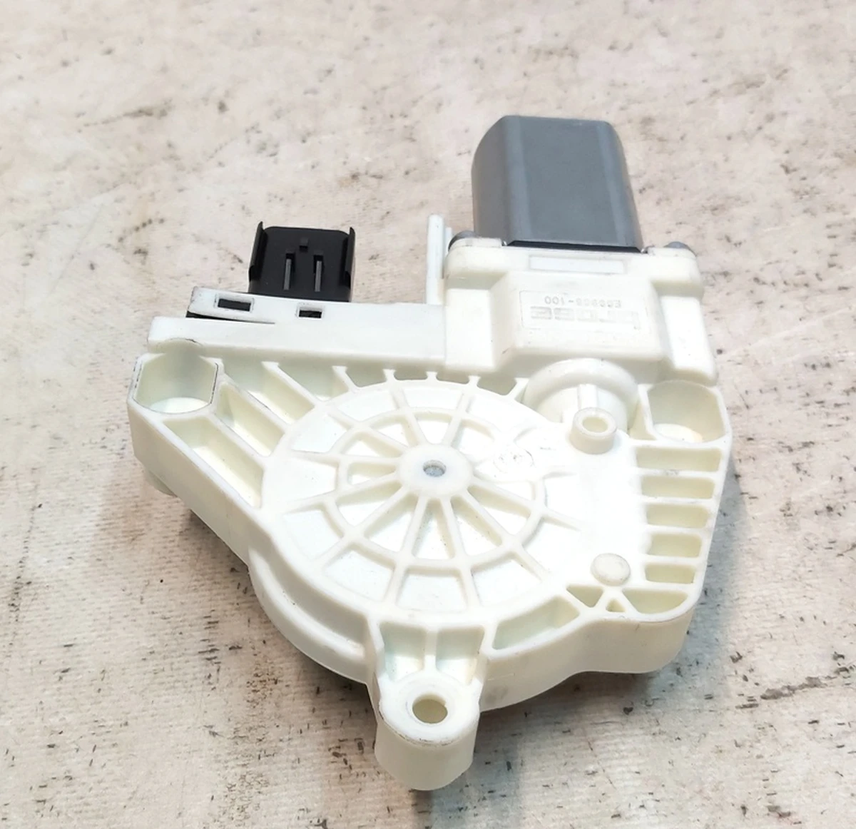 2 Електродвигун склопідйомника переднього Tesla model Y 1526796-00-E