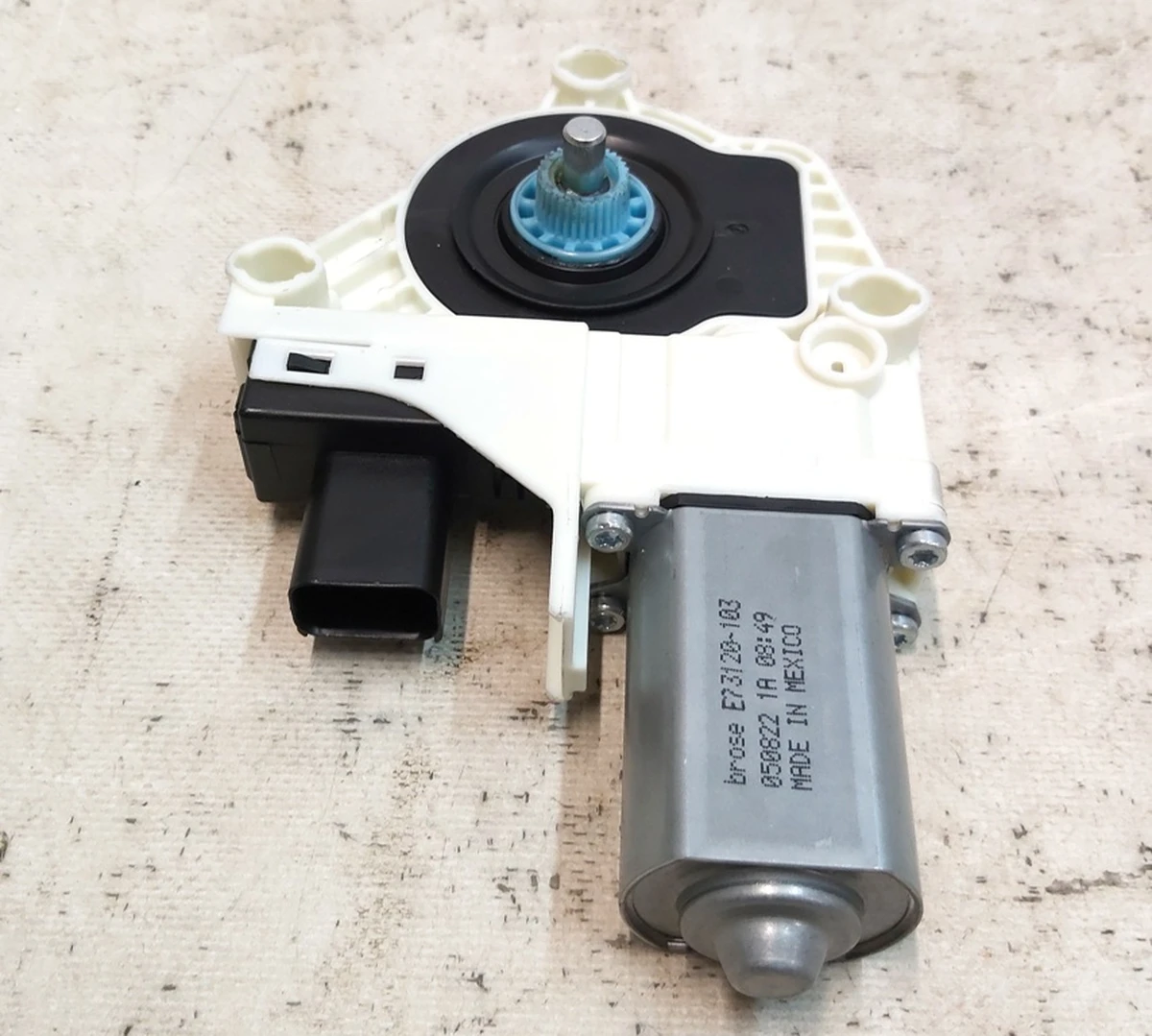 2 Електродвигун склопідйомника переднього Tesla model Y 1526796-00-E