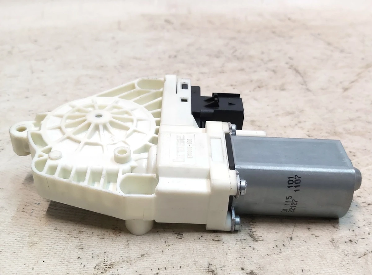 2 Електродвигун склопідйомника переднього Tesla model Y 1526796-00-E