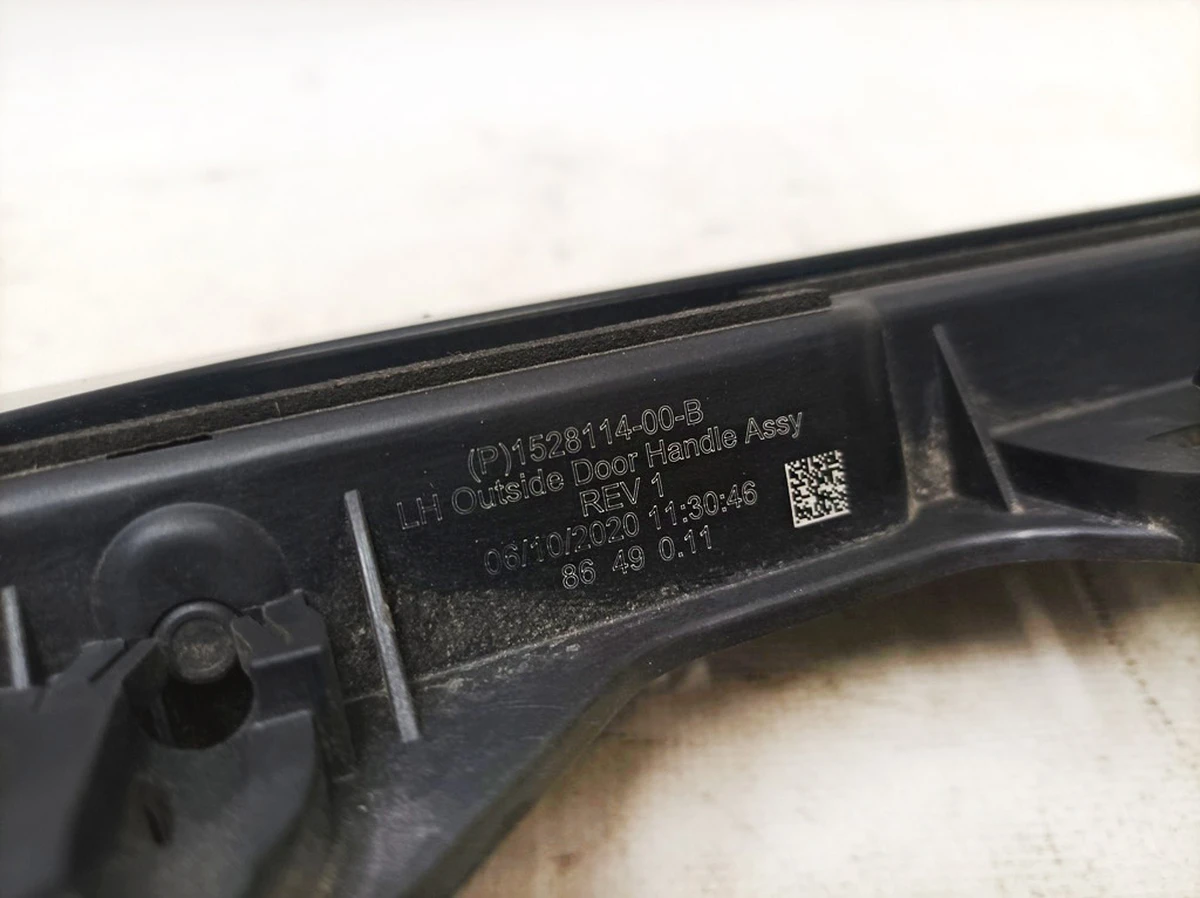 1 DOOR HANDLE OUTER - PASSIVE - LEFT HAND - BLACK REV1 (minor chips) Tesla Model 3, Model Y 1528114-00-D