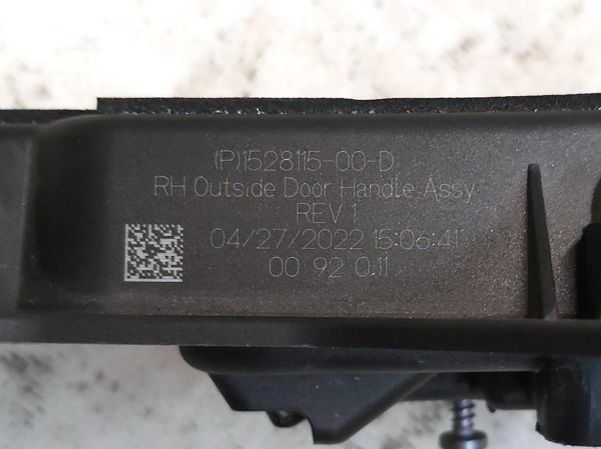 2 DOOR HANDLE OUTER, PASSIVE, RH, BLACK working with case damage Tesla model 3, model Y 1528115-00-D