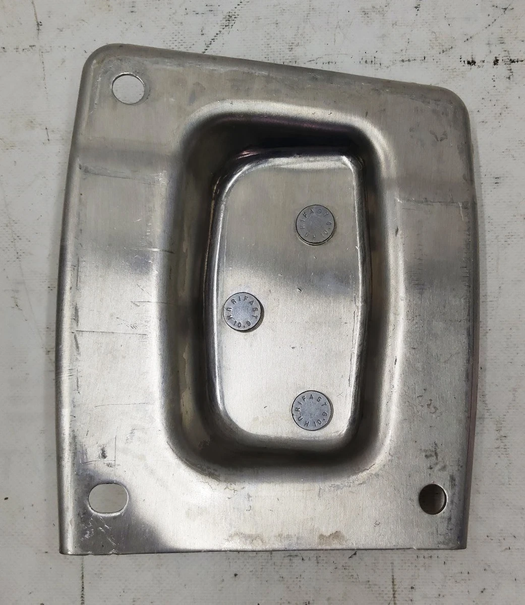 Кронштейн-напрямна підсилювач заднього бампера ліва Tesla model 3 1095314-00-C