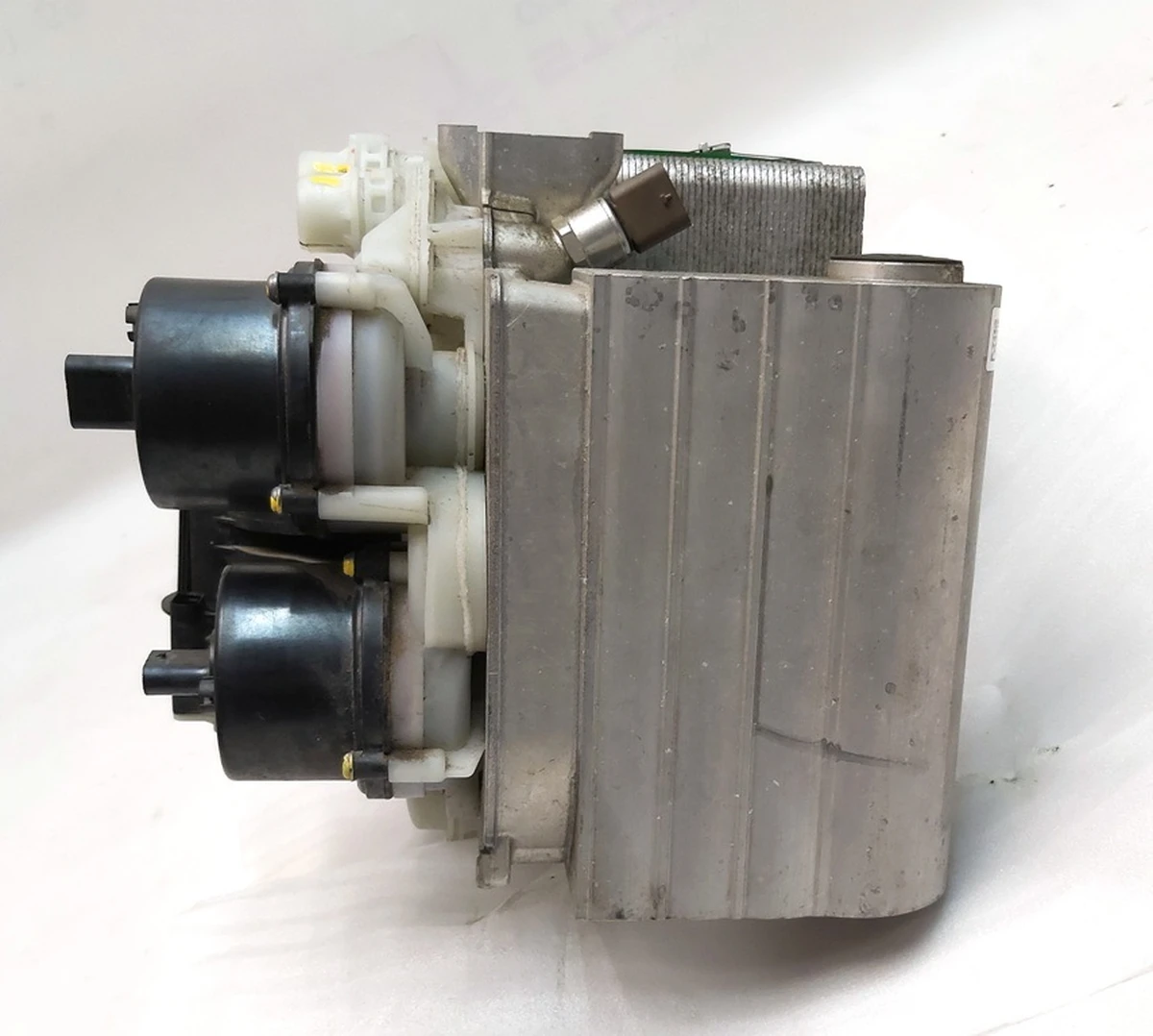 1 Тепловий насос у зборі без шлангів Tesla model 3, model Y 1547595-00-E