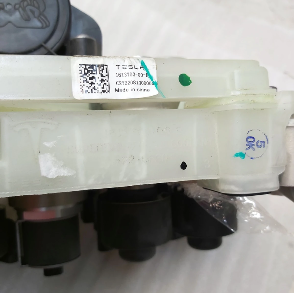 1 Тепловий насос у зборі без шлангів, насосів та теплообмінників (з 2022 р.) Tesla Model 3, Model 3 Jan 2024, Model Y 1547595-00-E