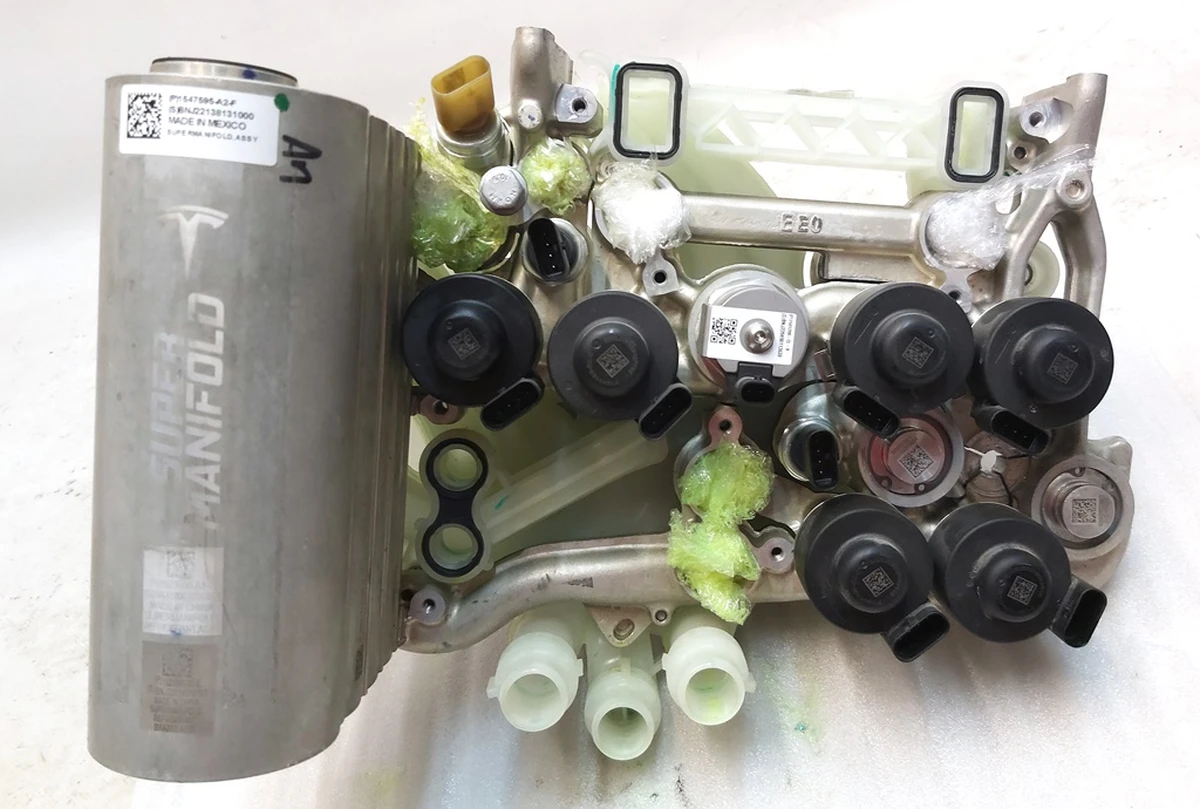 1 Тепловой насос в сборе без шлангов, насосов и теплообменников (с 2022 г.) Tesla Model 3, Model 3 Jan 2024, Model Y 1547595-00-E