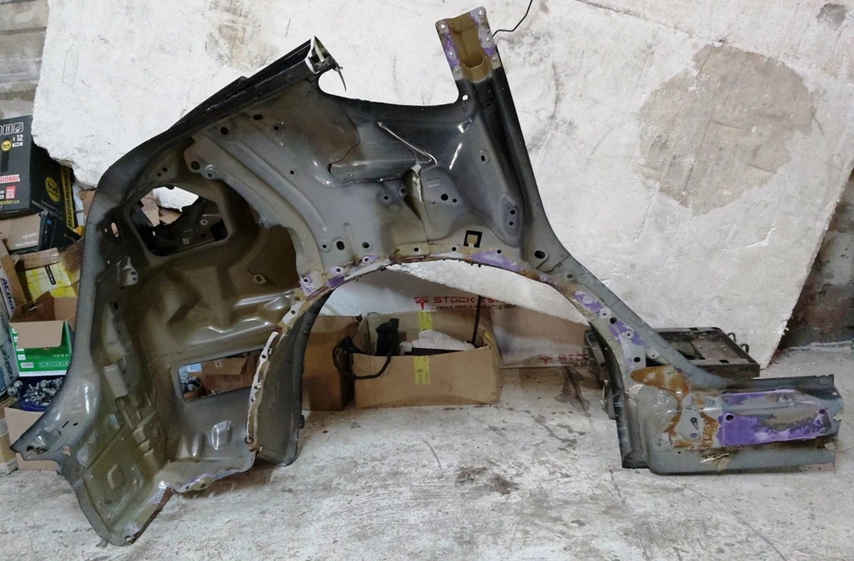 3 Quarter rear left fender with body fragments PBSB Tesla model Y 1549230-S0-A