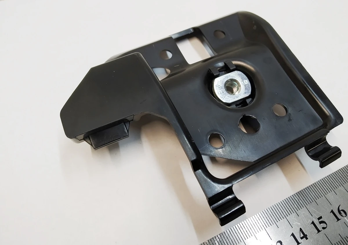 15 Кронштейн обшивки стелі лівий Tesla Model Y 1550110-00-A