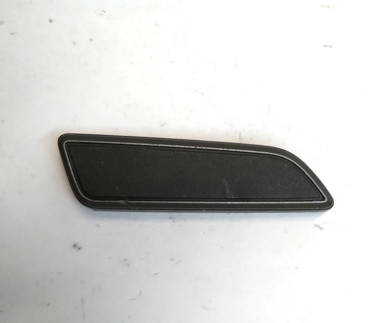 7 Кнопка регулировки положения нижней части пассажирского сиденья GRAPHITE с повреждением Tesla model 3, model Y 1551846-01-A