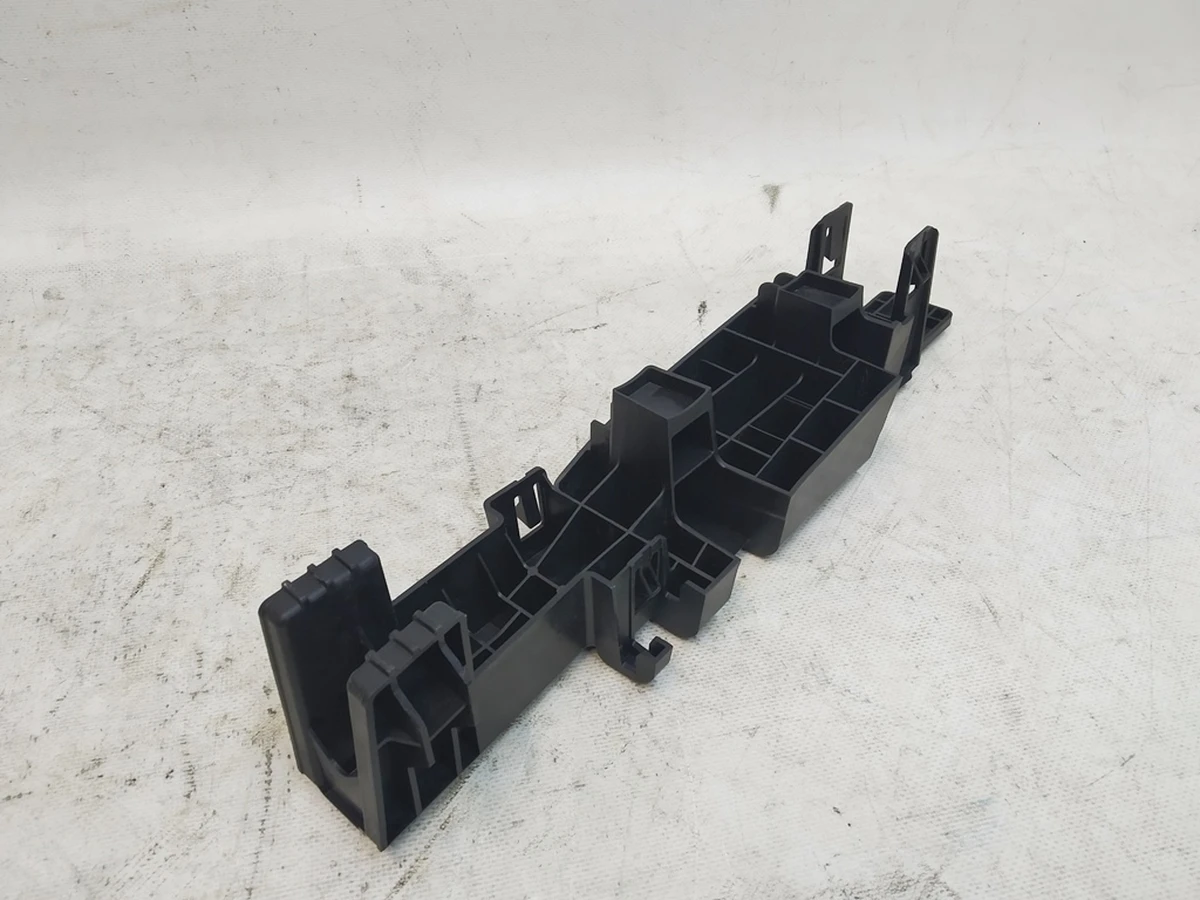 Кронштейн обшивки багажника левый Tesla  model Y 1552218-00-C