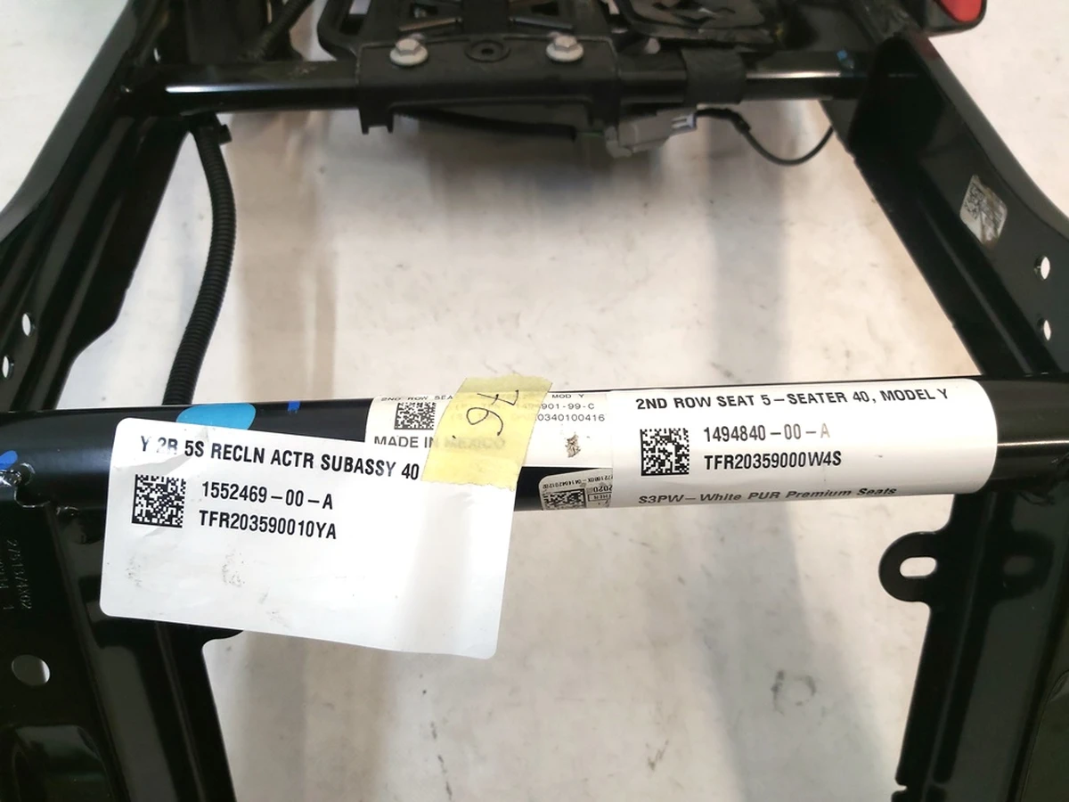 2 Спинка сидіння 2-го ряду одинарна PUR WHT у зборі з центральним підголівником Tesla Model Y 3907892-02-E 1494840-00-A