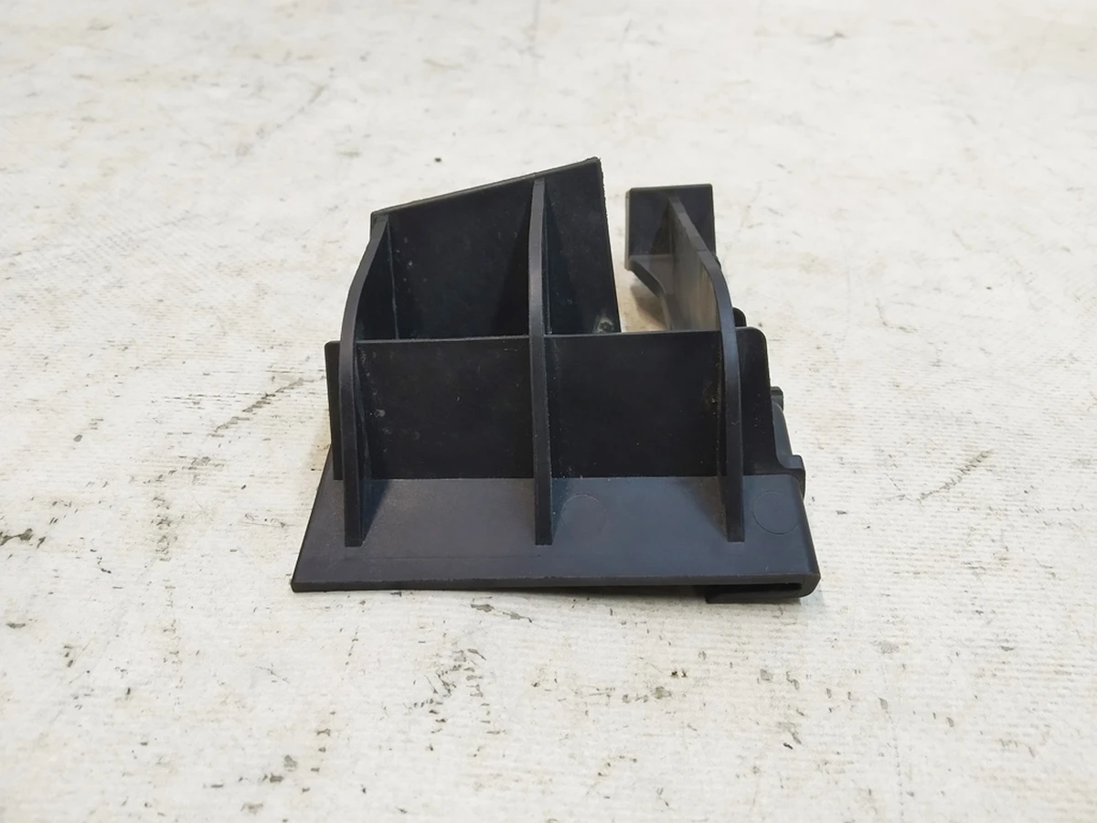 12 Кронштейн накладки порога лівий Tesla Model Y 1555376-00-C