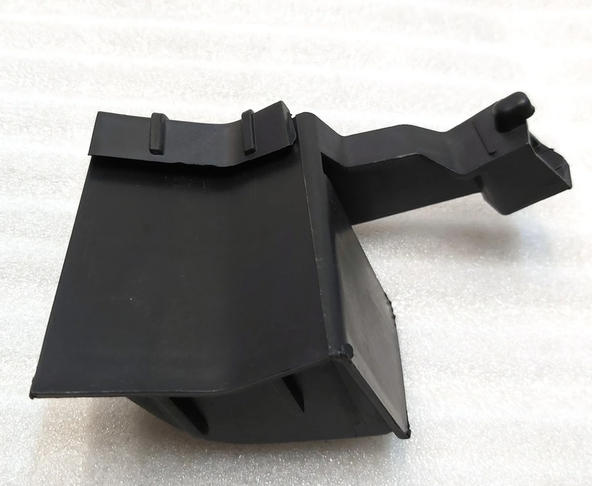 12 Кронштейн накладки порога лівий Tesla Model Y 1555376-00-C