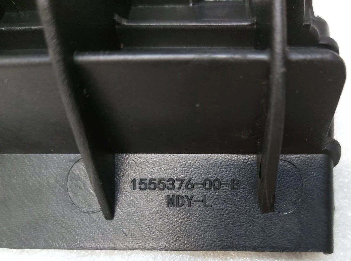 12 Кронштейн накладки порога лівий Tesla Model Y 1555376-00-C